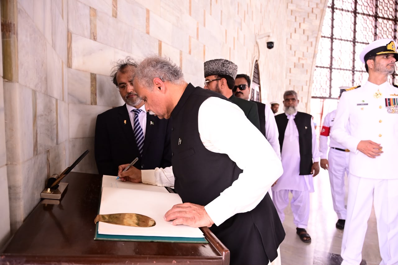 Chairperson and Members floral wreath at Mazar-e-Quaid